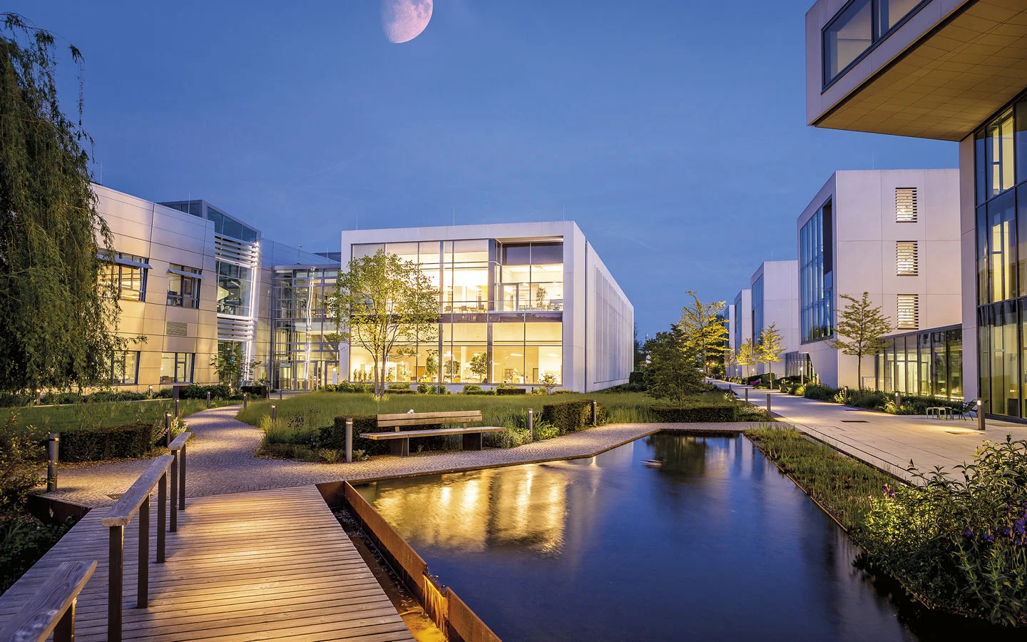 E-CHECK - Blick auf einige beleuchtete Gebäude am Abend &middot; Huhnold Elektro